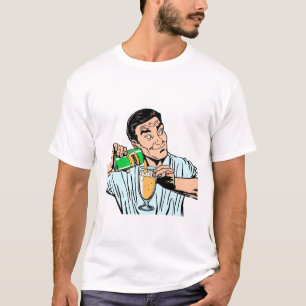 Camiseta hombre sosteniendo latas de cerveza