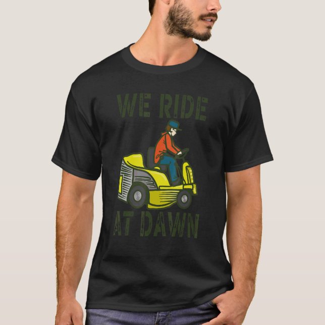Camiseta Hombres A Los Que Viajamos En El Césped De La Made (Anverso)