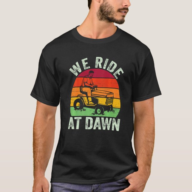 Camiseta Hombres A Los Que Viajamos En El Tractor Dawn Lawn (Anverso)