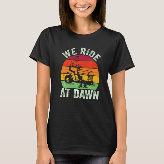 Camiseta Hombres A Los Que Viajamos En El Tractor Dawn Lawn (Anverso)