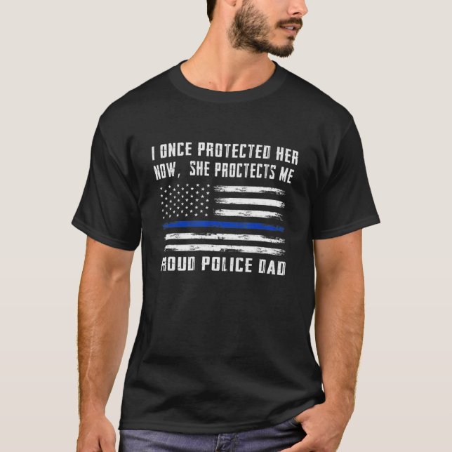 Camiseta Hombres Ahora Me Protege Orgullosa Policía Papá Po (Anverso)