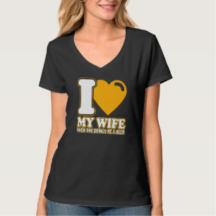 Camiseta Hombres amo a mi esposa cuando me trae una cerveza