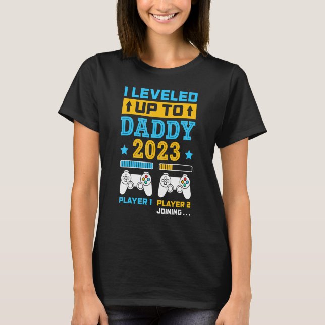 Camiseta Hombres Con Los Que Me Levanté A Papi 2023 Pronto  (Anverso)