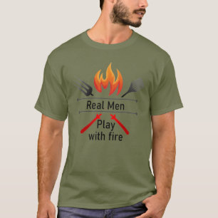 Camiseta Hombres de verdad juegan con fuego divertido Cita