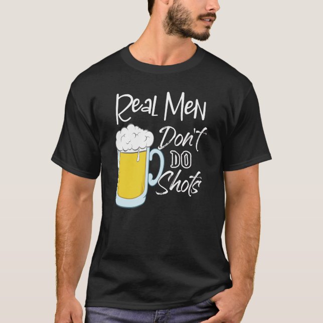 Camiseta Hombres de verdad no disparan a la cerveza Alcohol (Anverso)
