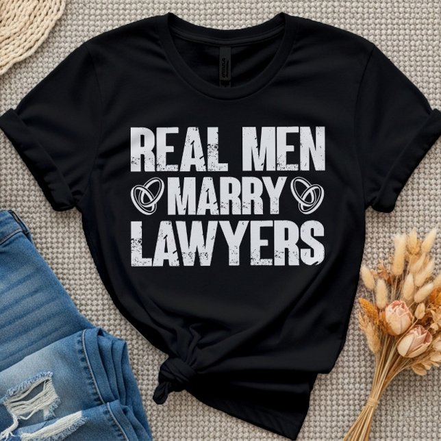 Camiseta Hombres de verdad se casan con abogados esposa abo (Subido por el creador)