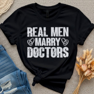 Camiseta Hombres de verdad se casan con Médicas Graciosa Ap