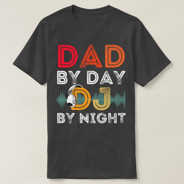 Camiseta Hombres Deejay Record Player Dad By Day DJ By Nigh (Diseño del anverso)