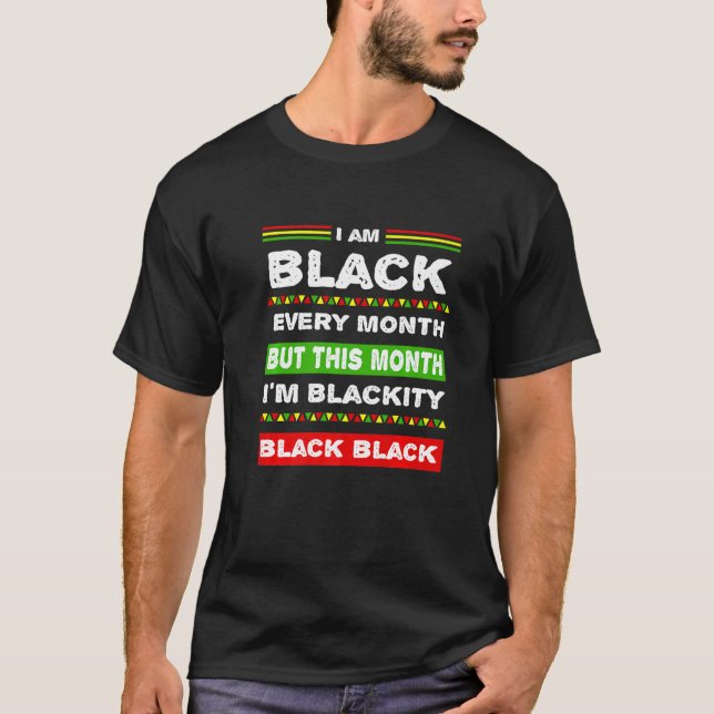 Camiseta Hombres Estoy Negro Todos Los Meses Pero Este Mes  (Anverso)
