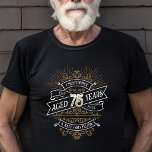 Camiseta Hombres Funny Whiskey 75 cumpleaños<br><div class="desc">Celebre el gran 7-5 con estilo y humor con este diseño de cumpleaños inspirado en la etiqueta de whisky vintage. La tipografía negra, dorada y blanca es decorativa y elegante, lo que le da un toque retro clásico. Perfecto para el hombre (¡o la mujer!) en su vida que ama su...</div>