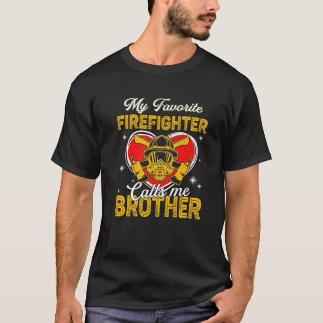 Camiseta Hombres Mi Bombero Favorito Me Llama Hermano (Anverso)