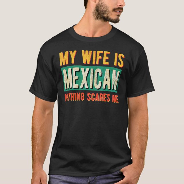 Camiseta Hombres Mi Esposa Es Mexicano Nada Me Da Miedo (Anverso)
