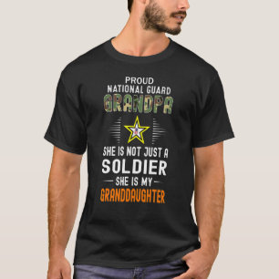 Camiseta Hombres Mi Nieta Es Un Soldado Orgulloso Nacional
