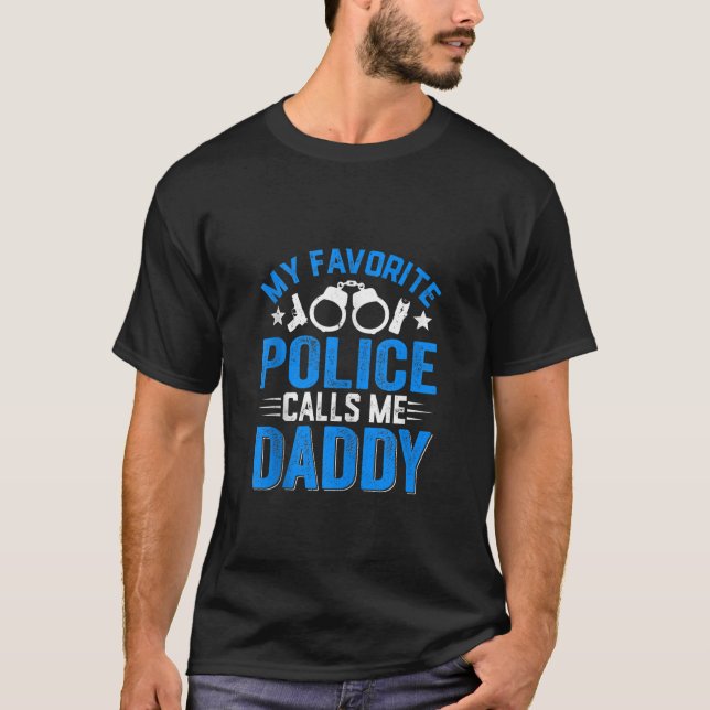 Camiseta Hombres Molestos, Mi Policía Favorita Me Llama Da  (Anverso)