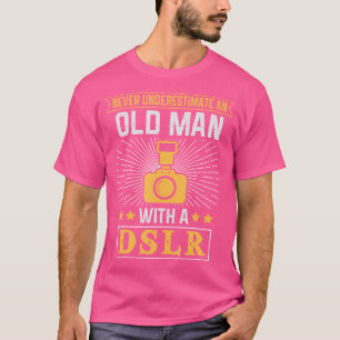 Camiseta Hombres Nunca Subestimen A Un Hombre Mayor Con Una
