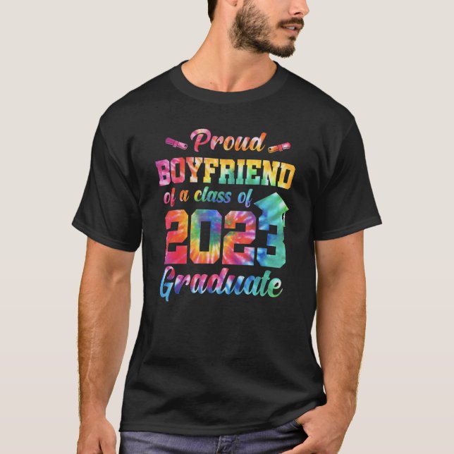 Camiseta Hombres Orgullosos Novio De Una Clase De 2023 Grad (Anverso)