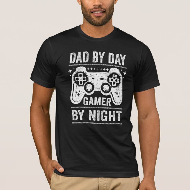 Camiseta Hombres Papá Por Día Jugando Videojuegos De Noche  (Anverso)