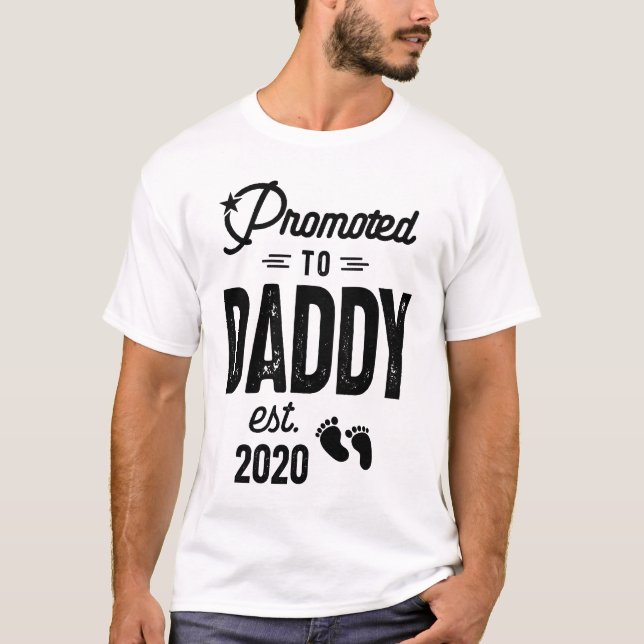Camiseta Hombres Promocionados A Daddy Est. Regalo De Bebé  (Anverso)