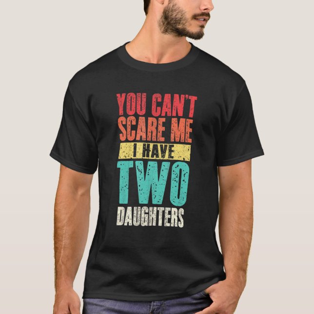 Camiseta Hombres Que No Pueden Asustarme Tengo Dos Hijas Re (Anverso)