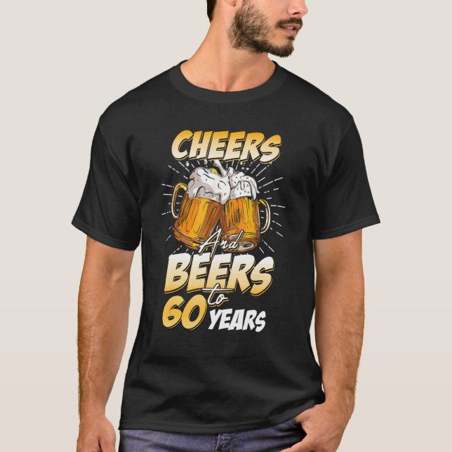Camiseta Hombres Saludan Y Cervezas A Los 60 Años (Anverso)