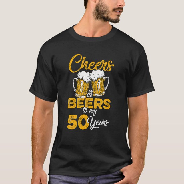 Camiseta Hombres Saludan Y Cervezas A Mis 50 Años (Anverso)