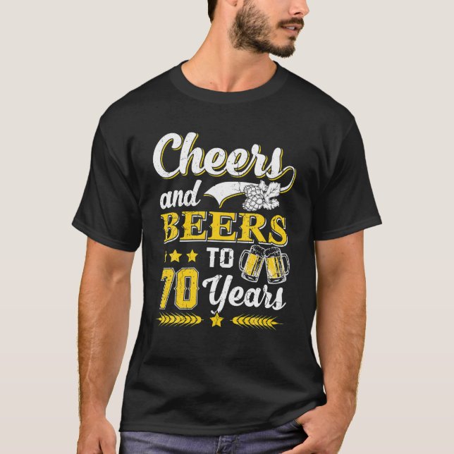 Camiseta Hombres Saludan Y Cervezas A Regalo De Cumpleaños  (Anverso)