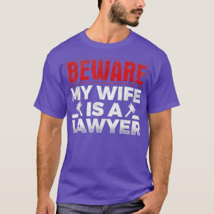 Camiseta Hombres Tengan En Cuenta Que Mi Esposa Es Abogada