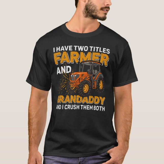 Camiseta Hombres Tengo Dos Títulos Granjero Y Grandaddy Far (Anverso)