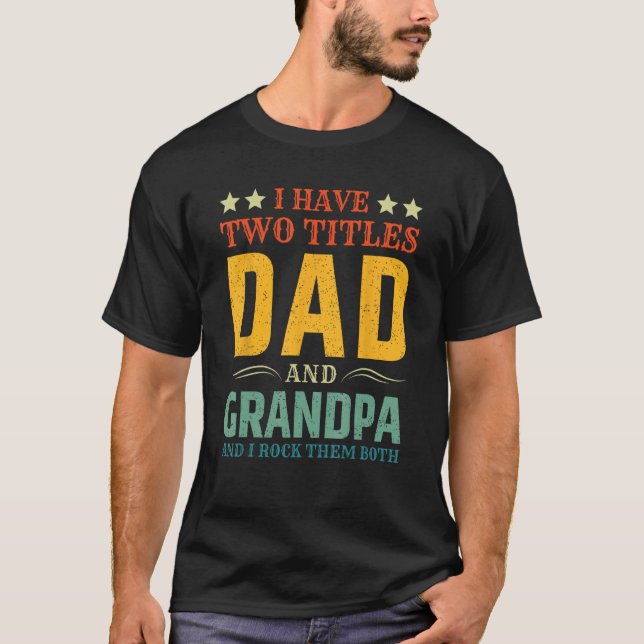 Camiseta Hombres Tengo Dos Títulos Papá Y Los Padres Abuelo (Anverso)
