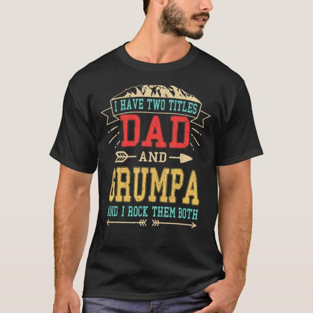 Camiseta Hombres Tengo Dos Títulos Papá Y Padres Grumpa Da (Anverso)