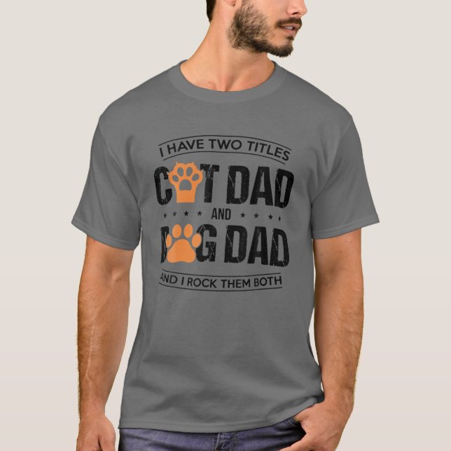 Camiseta Hombres Tengo Dos Títulos Perro Papá Y Papá Gato Y (Anverso)