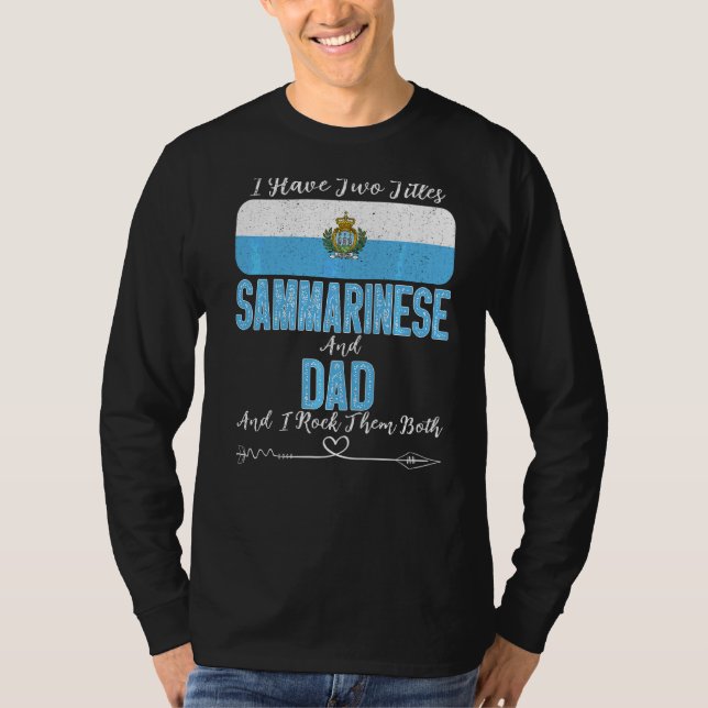 Camiseta Hombres Tengo Dos Títulos Sammarineses Y Papá San  (Anverso)
