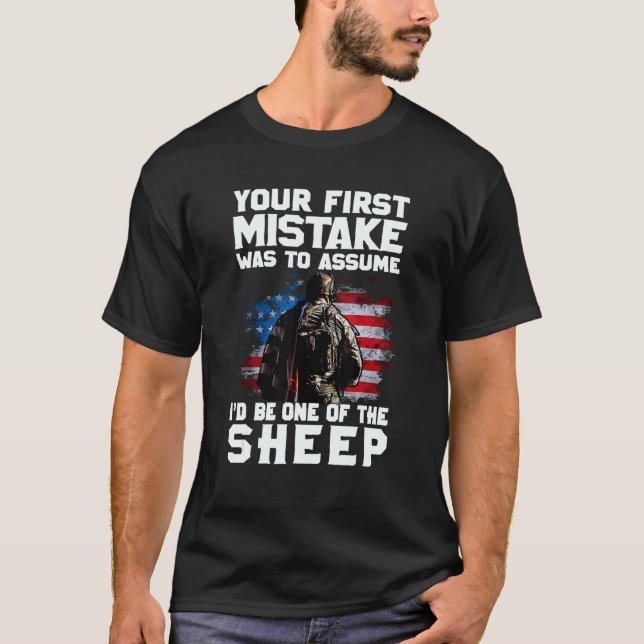 Camiseta Hombres, tu primer error fue suponer que yo sería  (Anverso)