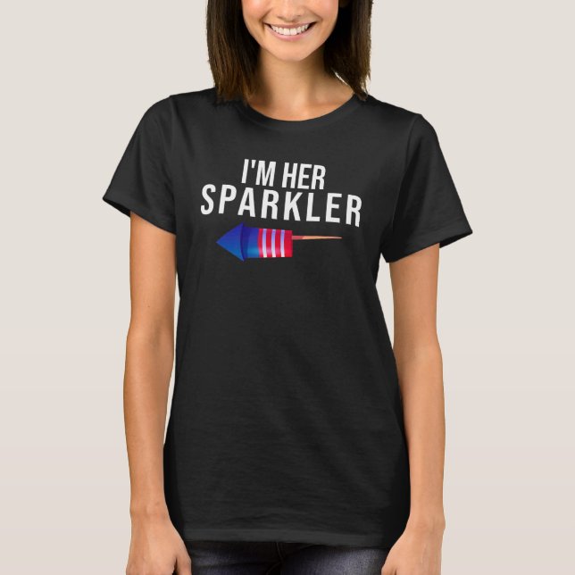 Camiseta Hombres, yo soy su Sparkler Cute 4 de Julio Codo d (Anverso)
