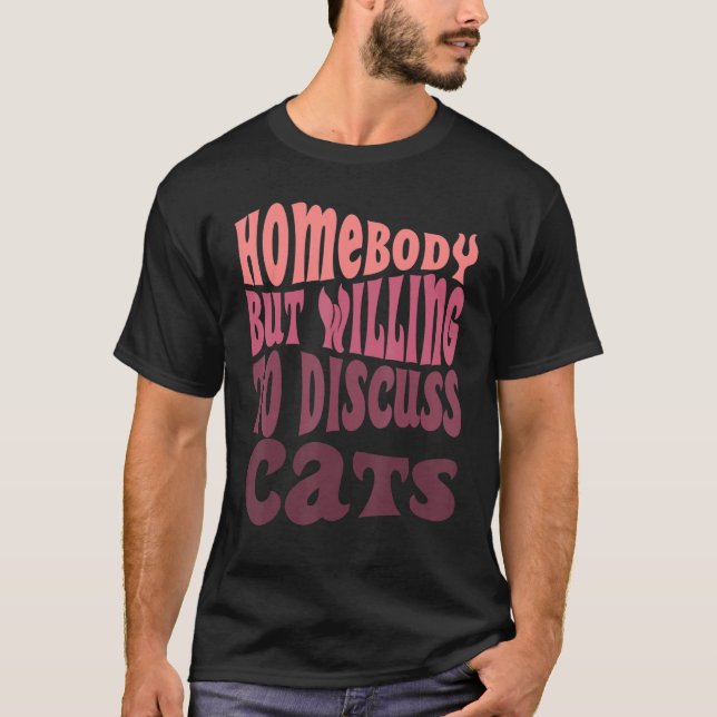 Camiseta Homebody But Willing To Discuss Cats Mom Introvert (Anverso)
