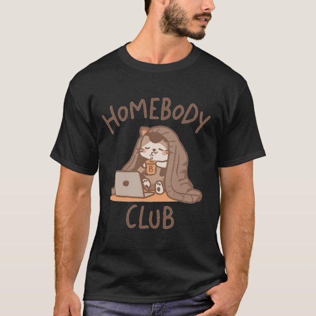 Camiseta Homebody Club Cat - Cozy Laptop & Coffee (Anverso)