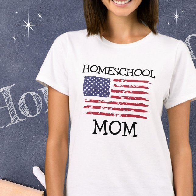 Camiseta Homeschoa Mom | Bandera estadounidense vintage (Personalize the text to say whatever you want. Available in multiple styles, colors and sizes. )