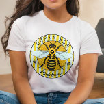 Camiseta Honeybee Bumblebee Queen Bee Honey | Personalizado<br><div class="desc">Esta súper dulce camiseta de abeja de miel tiene un dibujo original de una abeja amarilla y negra. Tiene alas blanco-azules que se extienden como si estuviera listo para volar. Detrás de ella, se encuentra un círculo de panal de miel con un borde a rayas y un cordón de lis....</div>