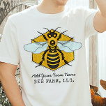 Camiseta Honeybee Honeycomb Bee Farm Apiary Personalizada<br><div class="desc">Esta camiseta de abeja tiene una abeja grande sobre un fondo de abeja brillante y claro. La abeja amarilla y negra tiene alas blanco-azules que se extienden como si estuviera lista para volar. El fondo es una colmena dorada de bonito. Utilice la plantilla para agregar cualquier texto que desee, como...</div>