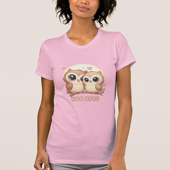 Camiseta HOO HOOS – Cute Chibi Owl Pair Under Moon (Anverso)
