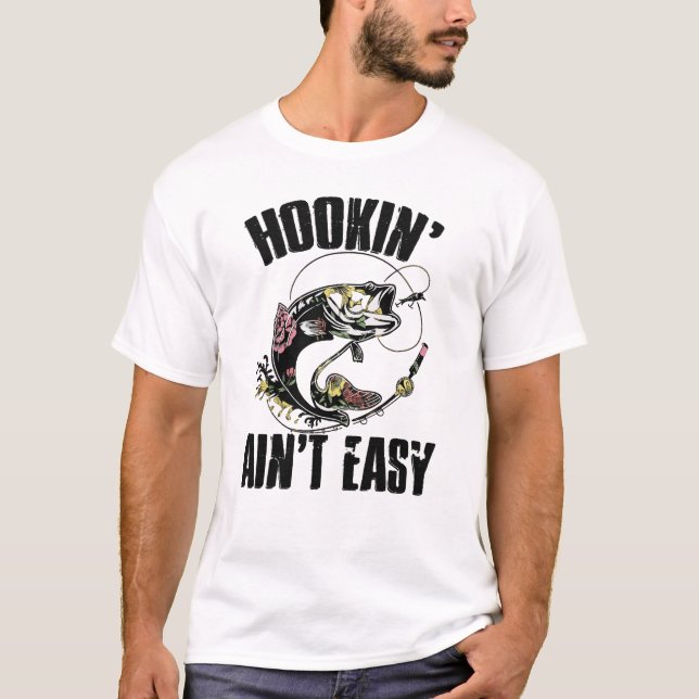 Camiseta Hookin’ Ain’t Easy Fishing T-Shirt – Funny Angler  (Anverso)