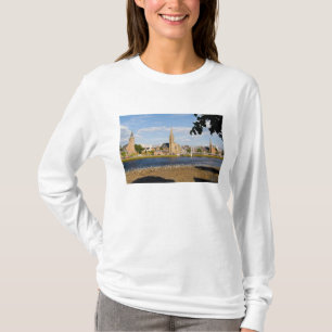 Camiseta Horizonte y río de la pintoresca ciudad de Inverne