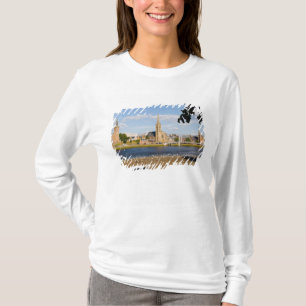 Camiseta Horizonte y río de la pintoresca ciudad de Inverne