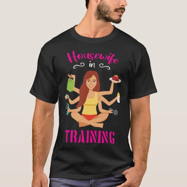 Camiseta Housewife In Training Graphic (Anverso)