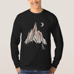 Camiseta Howling Wolf Under Crescent Moon Mountain - Modern
