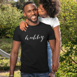 Camiseta Hubby Moderno Guión Blanco Negro Mens<br><div class="desc">Camiseta "hubby" simple y sutil en un guión blanco moderno. Compra nuestra camiseta "Wifey" correspondiente.</div>