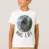 Hug Life Cute Funny Koala en un árbol