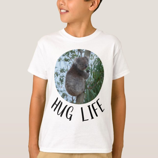 Camiseta Hug Life Cute Funny Koala en un árbol (Anverso)