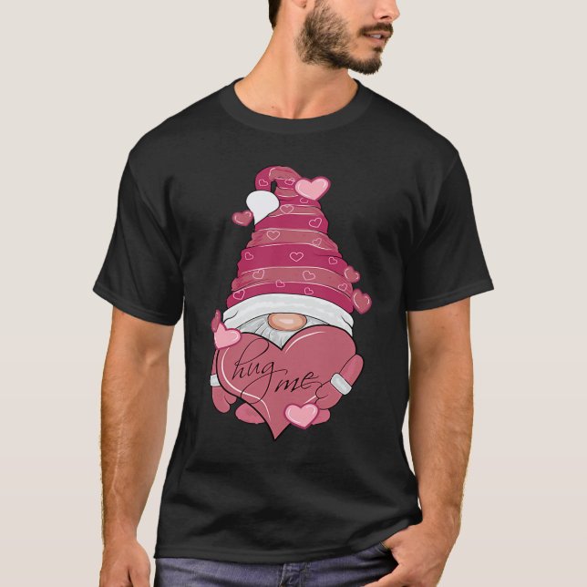 Camiseta Hug me  Cute Valentines Day Gnome with huge Heart (Anverso)