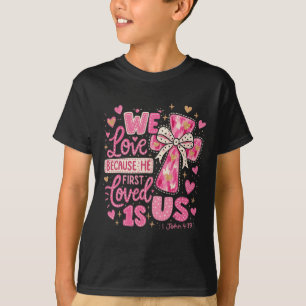 Camiseta Hugvyn Él nos amó primero San Valentín cristiano J